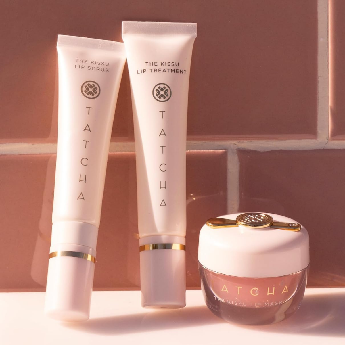 Influencers are embracing mascara-free makeup, and these lip and face products steal the show